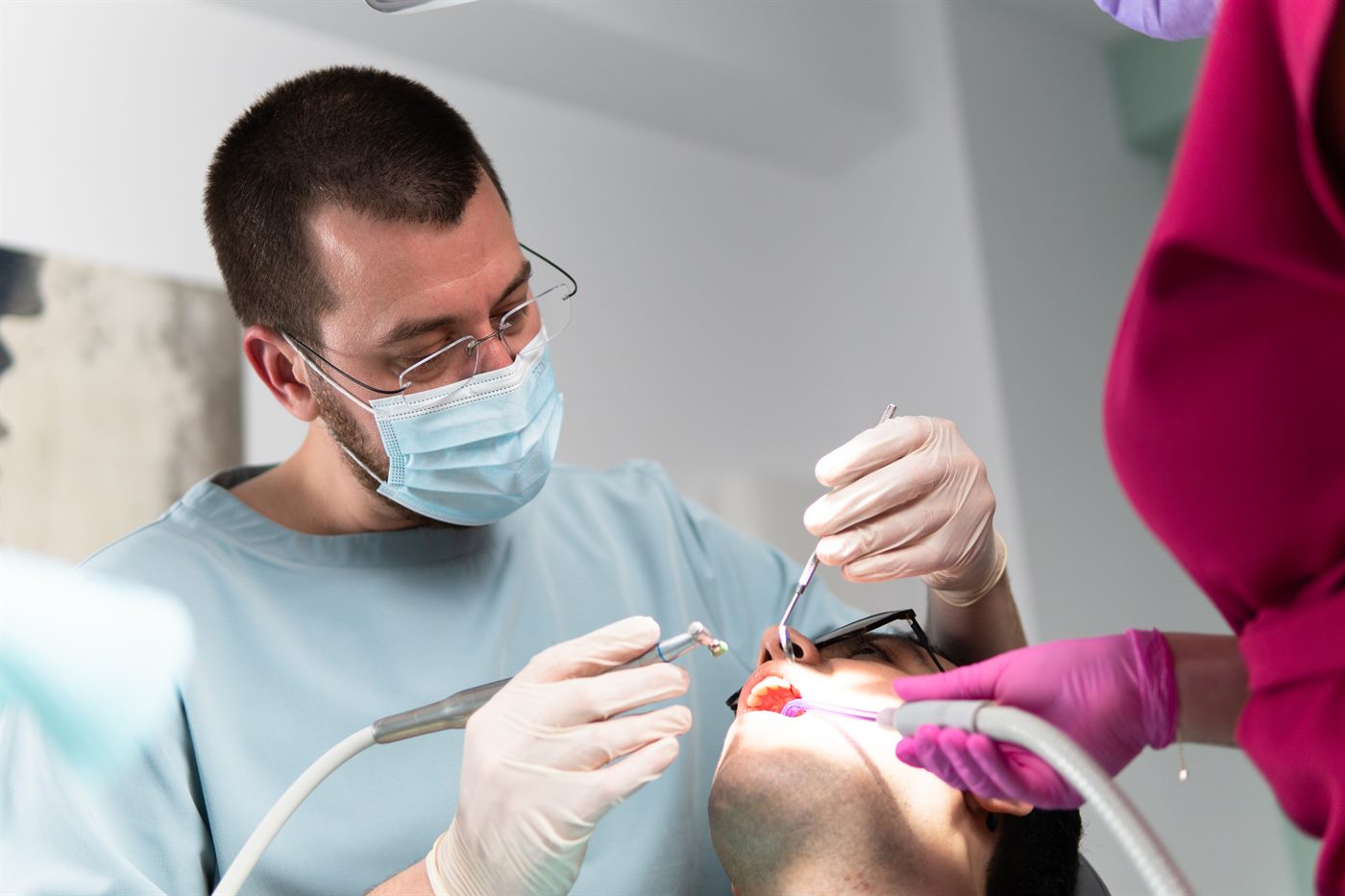 Tratament în desfășurare, medic și asistentă lucrând împreună