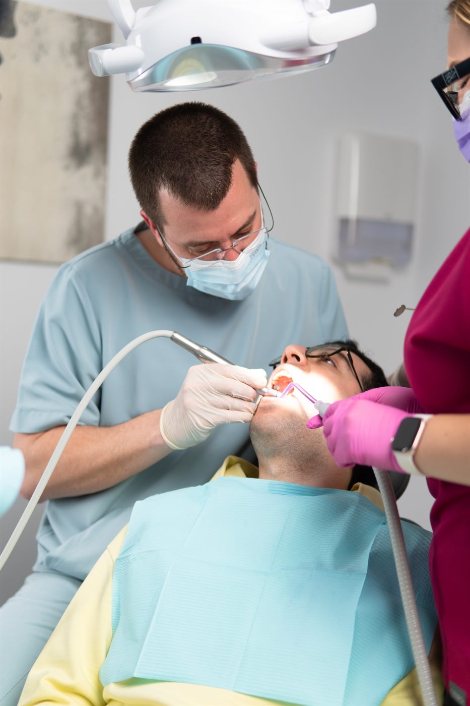 Procedură stomatologică în echipă de doi
